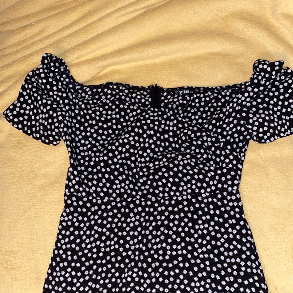 Black and white flower shoulder dress!